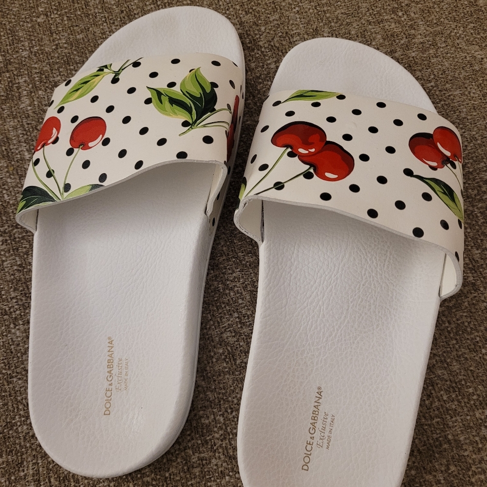 Dolce and Gabbana girls slides - Picture 2 of 3